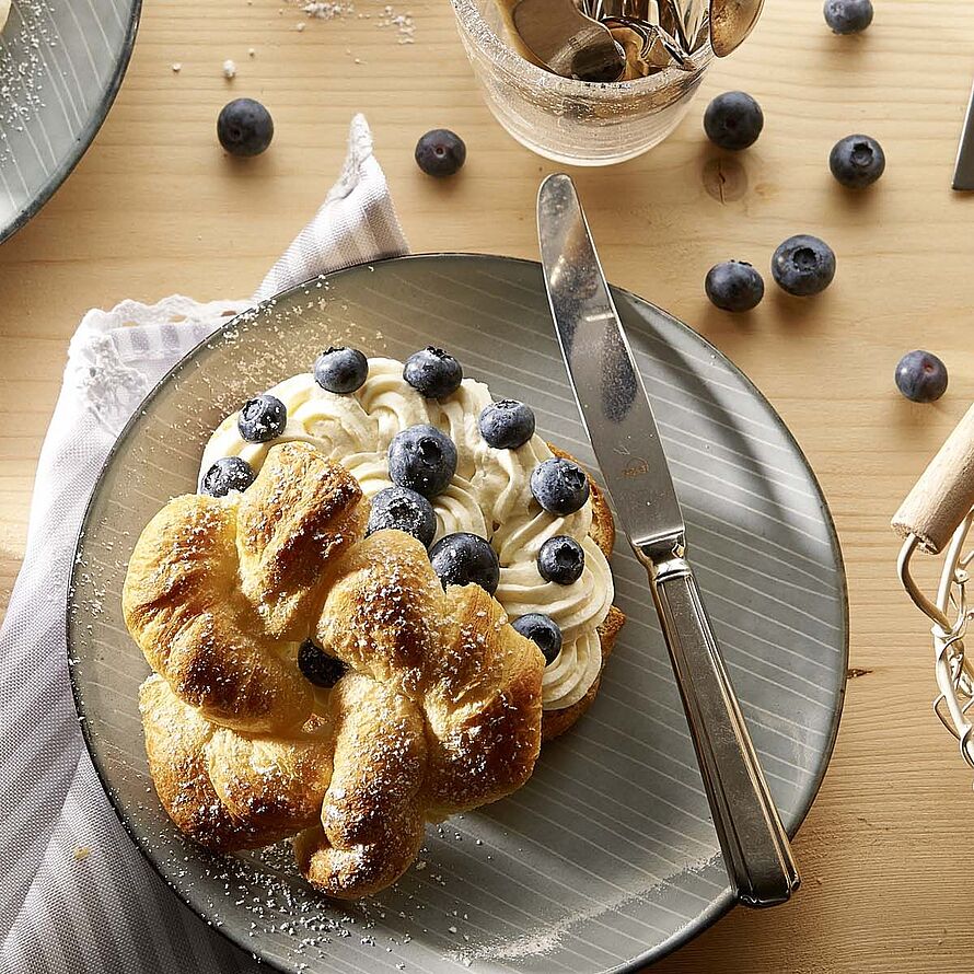 Rezept für einen leckeren Cragel mit BRESSO-Blaubeer-Füllung. Cragel sind eine Kombination von Croissant und Bagel gefüllt mit Frischkäsecreme und Blaubeeren. 