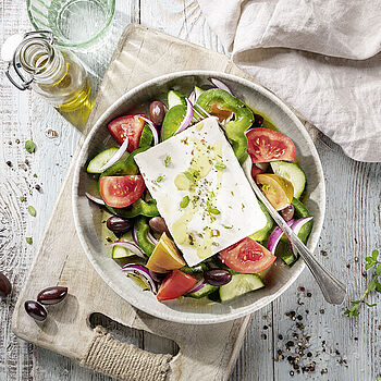 Knackiger griechischer Bauernsalat mit Tomaten, Gurken und Paprika. Feta und Oliven machen es zu einem original griechischem Rezept. 