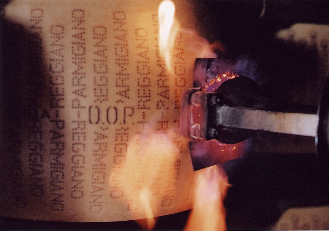 Einbrennen des D.O.P. Logos in einen Laib Parmigiano Reggiano