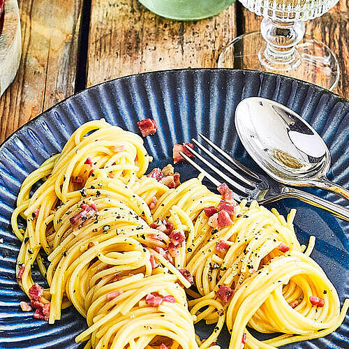 Cremige Spaghetti Carbonara mit Pecorino Romano Käse verfeinert und Pancetta