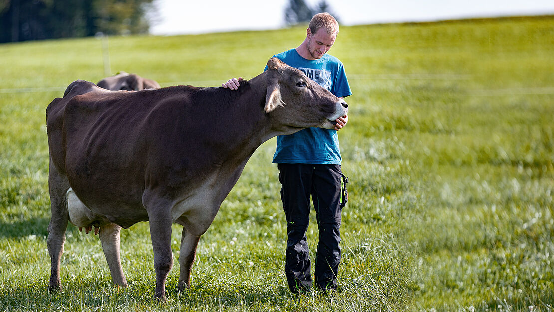 Milchbauer mit Kuh