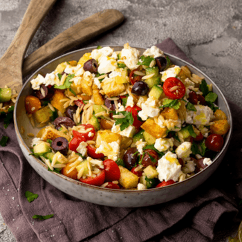 Griechischer Brotsalat mit ISLOS Feta Käse, Tomaten und Oliven für echten Urlaubsflair