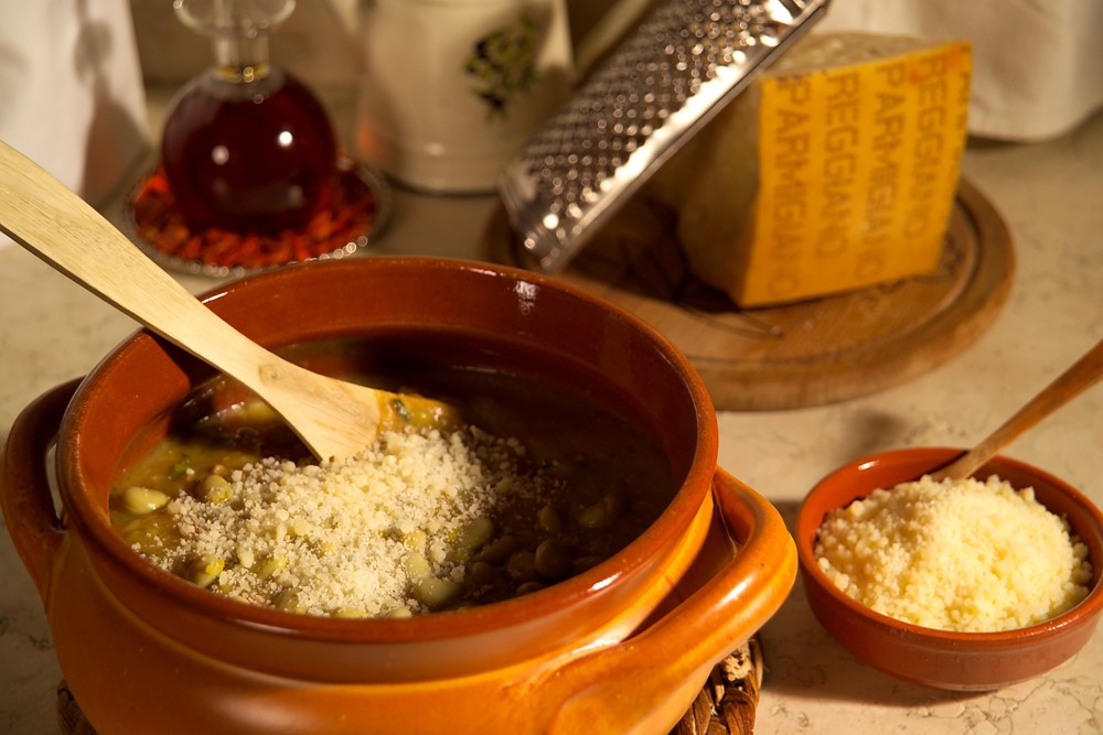 Italienische Minestrone verfeinert mit Parmigiano Reggiano