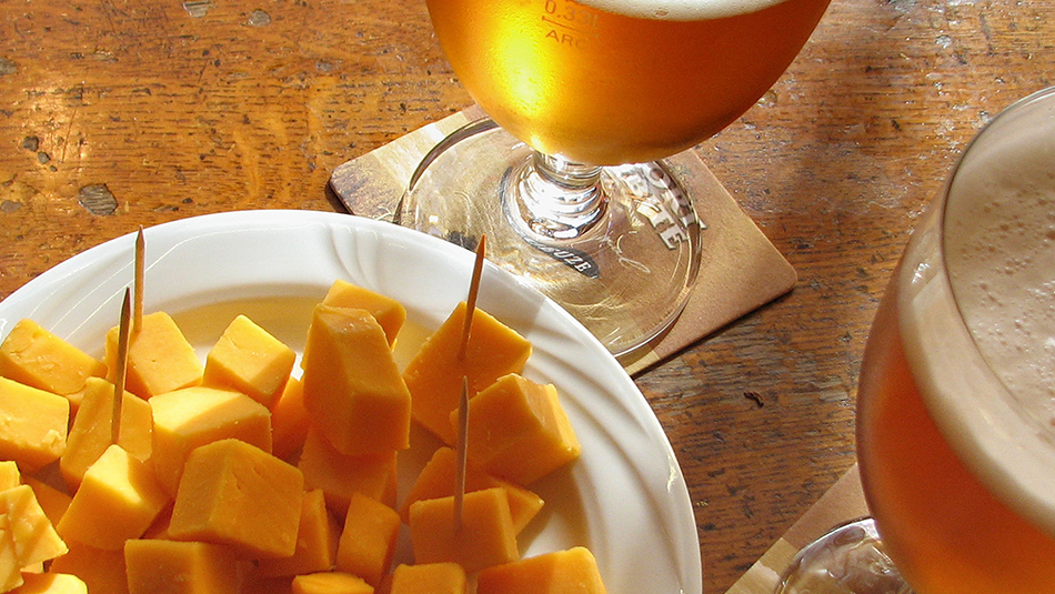 Käse und Bier Nicht nur Käse und Wein harmonieren zusammen, sondern auch Käse und Bier.
