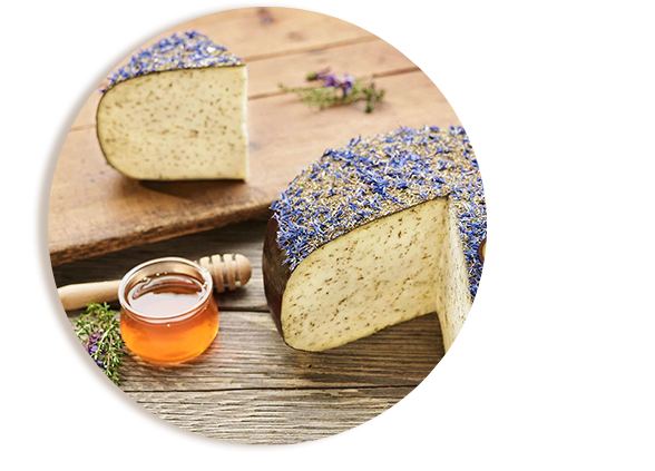 Auch außergewöhnliche Käse-Spezialitäten dürfen in das Raclette-Pfännchen Auch außergewöhnliche Käse-Spezialitäten dürfen in das Raclette-Pfännchen