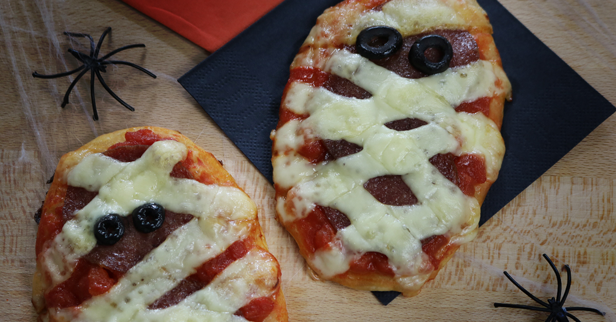 Halloween Mumien-Käse-Pizzen Halloween Mumien-Käse-Pizzen