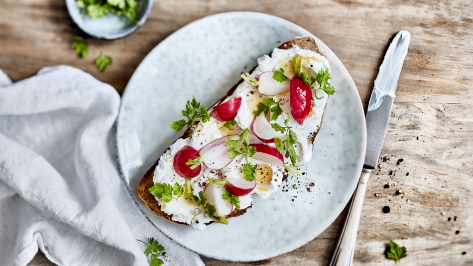 Geröstetes Brot mit Ziegenfrischkäse, Honig-Radieschen und Kerbel