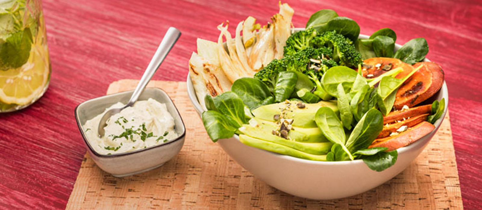 Bunte Salat-Bowl mit knackigen Kürbiskernen und Süßkartoffeln