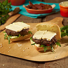 Knuspriger Ciabatta-Burger mit pikanter Frikadelle, würzigem Rucola und cremig-süßer Joghurtsauce.