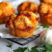 Saftige Pull-Apart Pizza Muffins mit Brötchenteig, Salami, Knoblauchbutter und Cheddar, goldbraun gebacken für den perfekten Party-Snack.