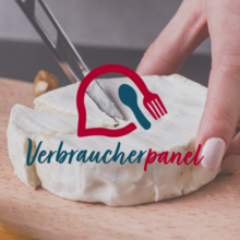 Eine Hand schneidet ein Stück Weichkäse auf einem Holzbrett an; über dem Bild liegt ein Logo mit einem stilisierten Essbesteck und dem Schriftzug "Verbraucherpanel"