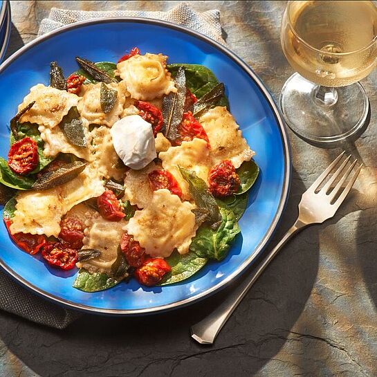 Mit Chavroux Käse gefüllte Ravioli an getrockneten Tomaten und Salbeibutter