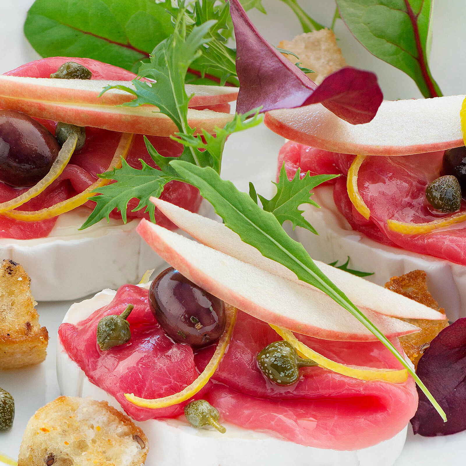 Rindercarpaccio mit Käse und Croûtons