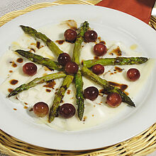 Grüner Spargel mit Carpaccio von Tinajeros Queso de Cabra