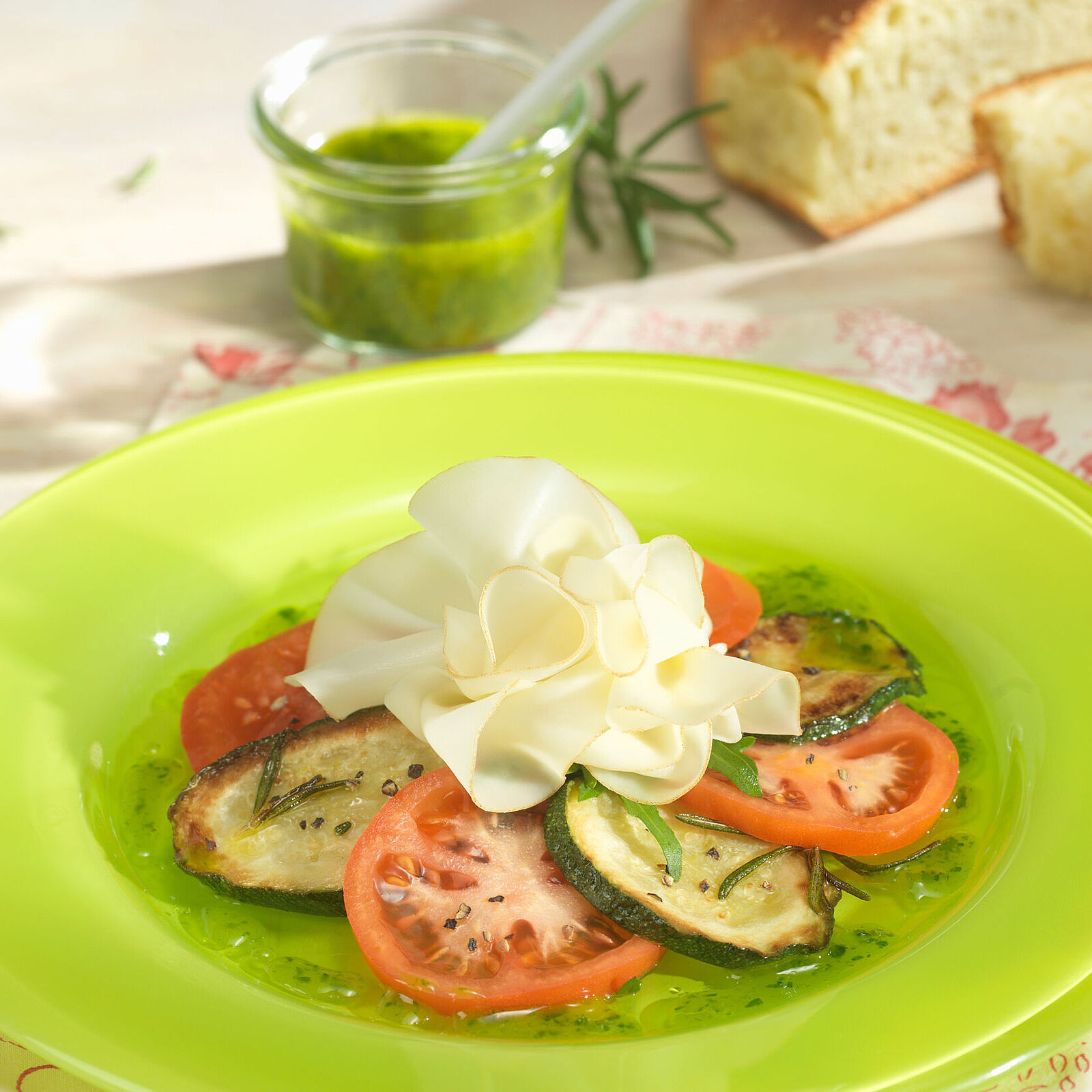 Gemüse-Rosette mit Rucola-Pesto