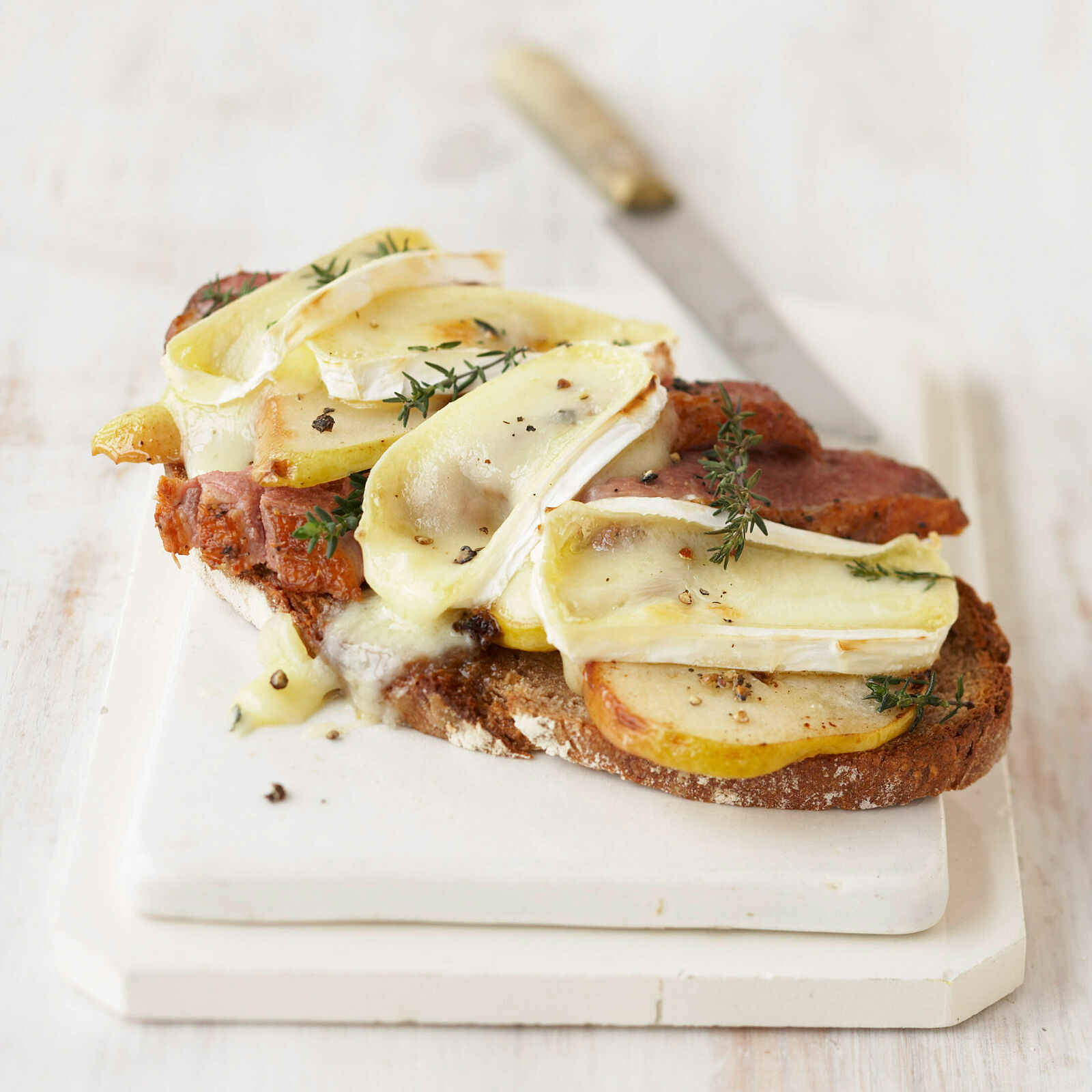 Überbackenes Käsebrot mit Entenbrust