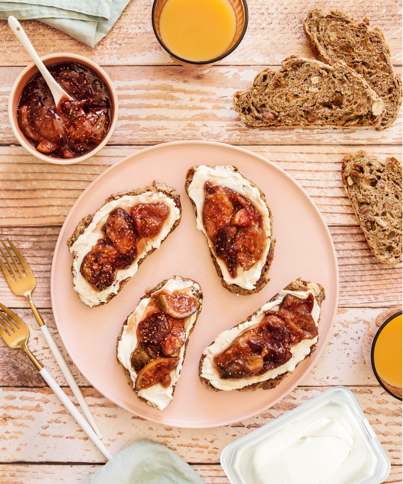 Bauernbrot mit Feigen und Honig