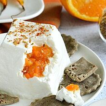 Herzhafter Chavroux Ziegenkäse mit süßem Orangen-Karotten Kompott, die perfekte Kombination für vollen Geschmack