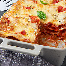 Klassische Lasagne mit Bolognese in Auflaufform