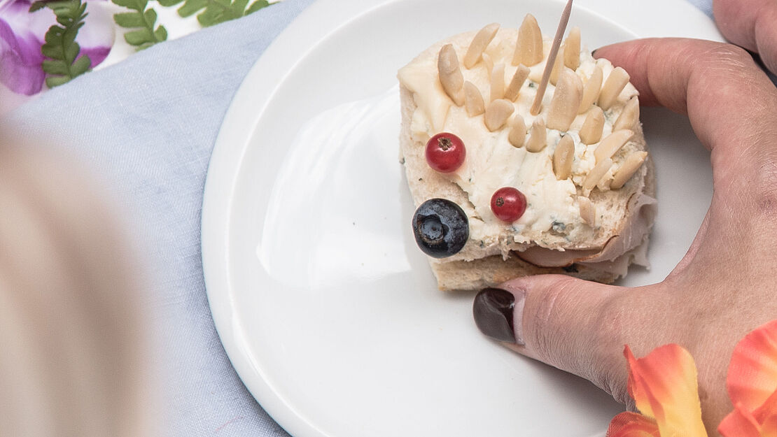 Rezept für mini Käseigel mit Schinken und Ananas 