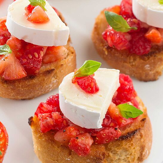 Tartines mit Erdbeeren, Himbeeren, Basilikum und Peyrigoux