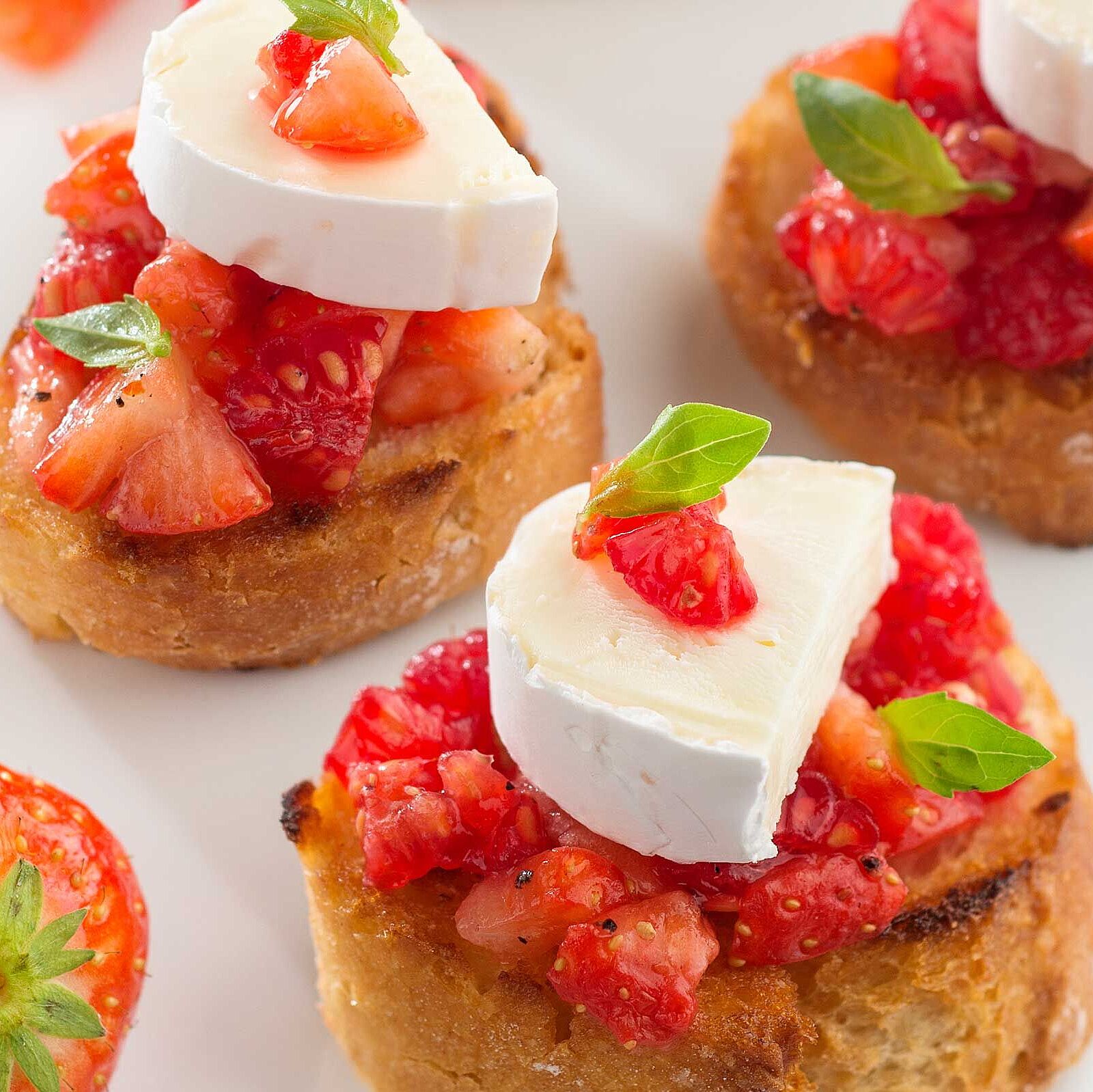 Tartines mit Peyrigoux, Himbeeren und Erdbeeren