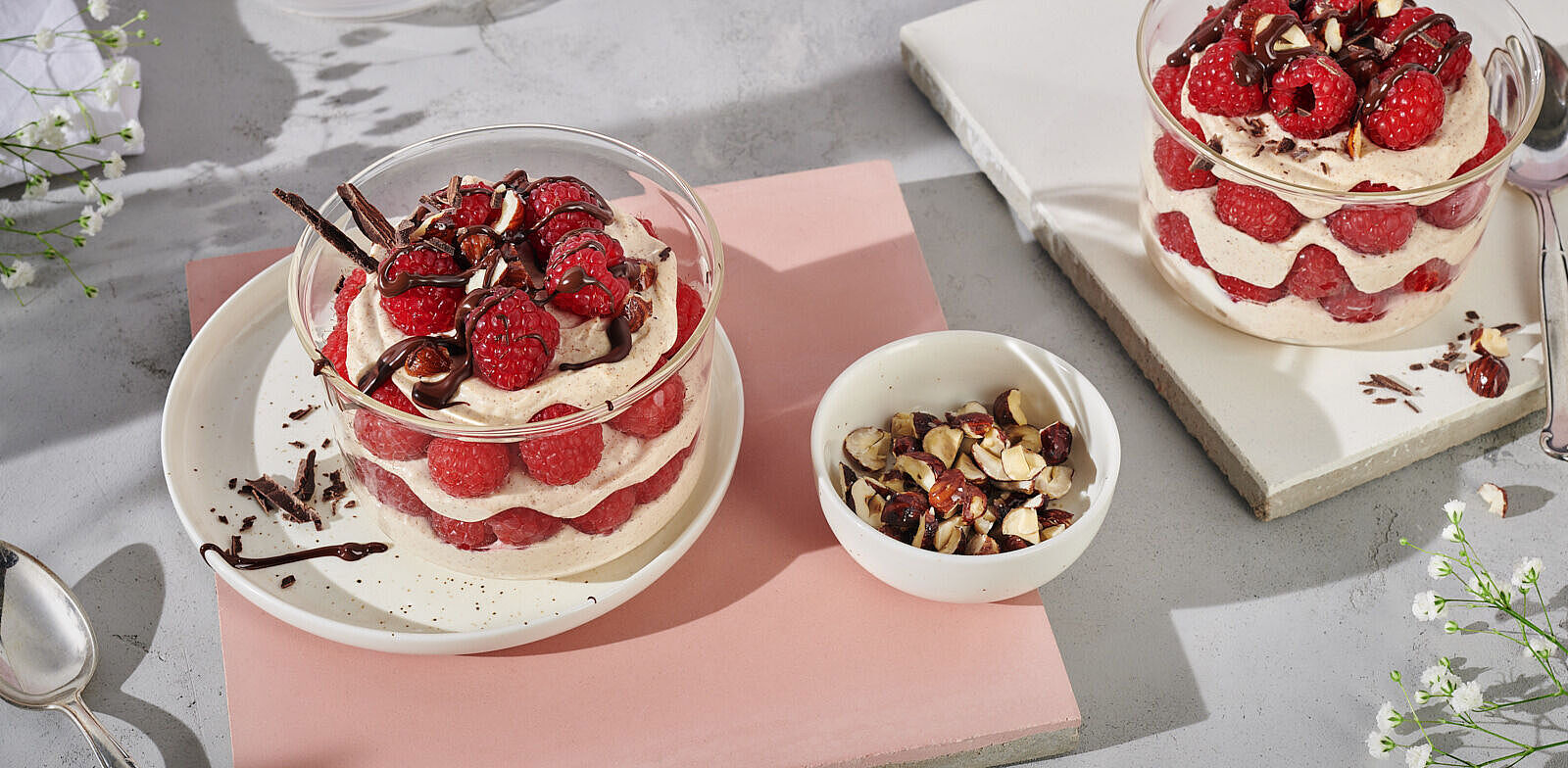 Schichtdessert mit Löffelbiskuit und Haselnusskrokant