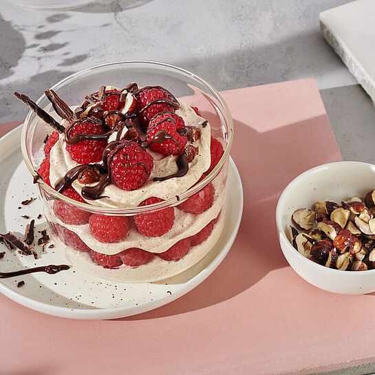 Super Dessert im Glas mit frischen himbeeren und einem Haselnusskrokant auf Brunch Natur Basis