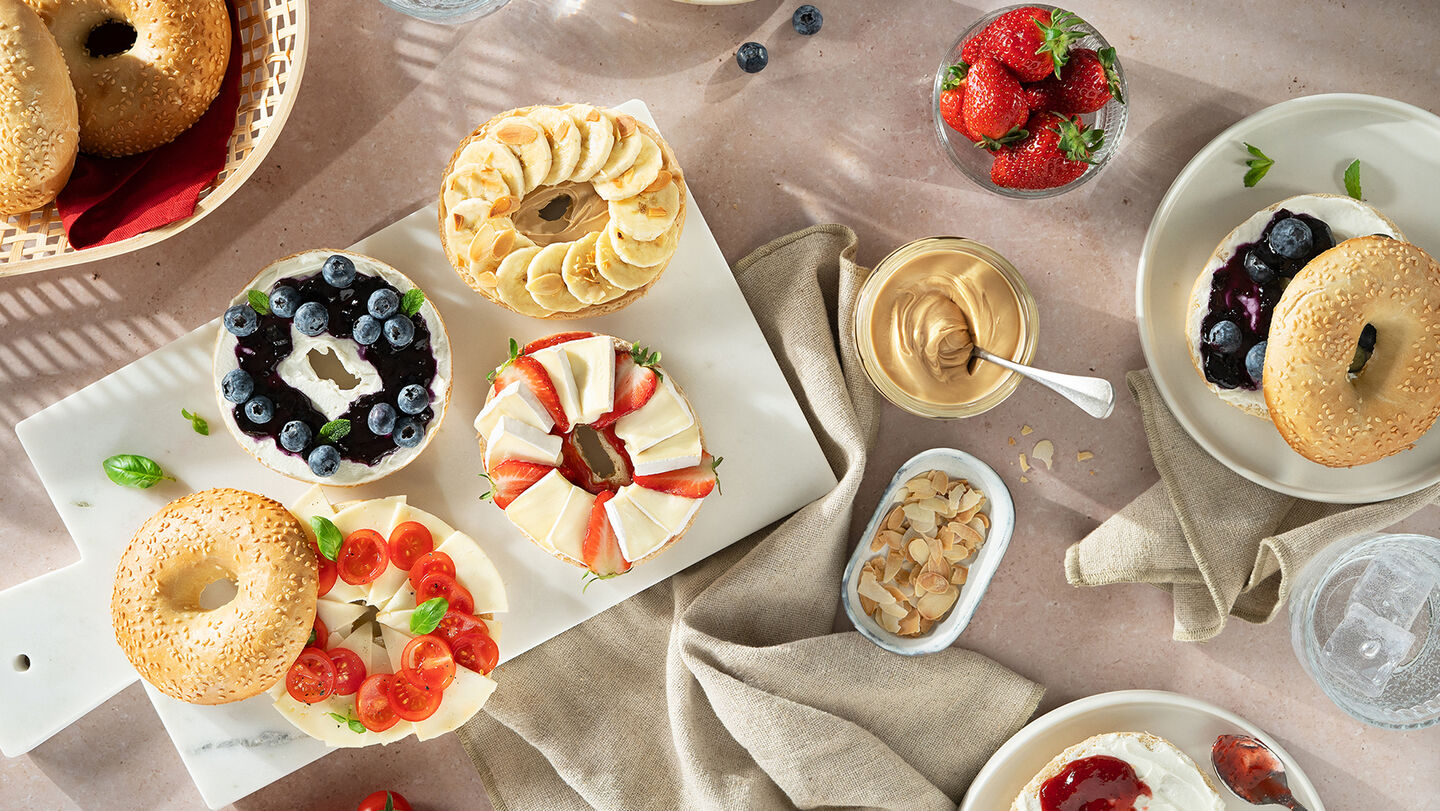 Bunte Bagel mit Géramont und Obst