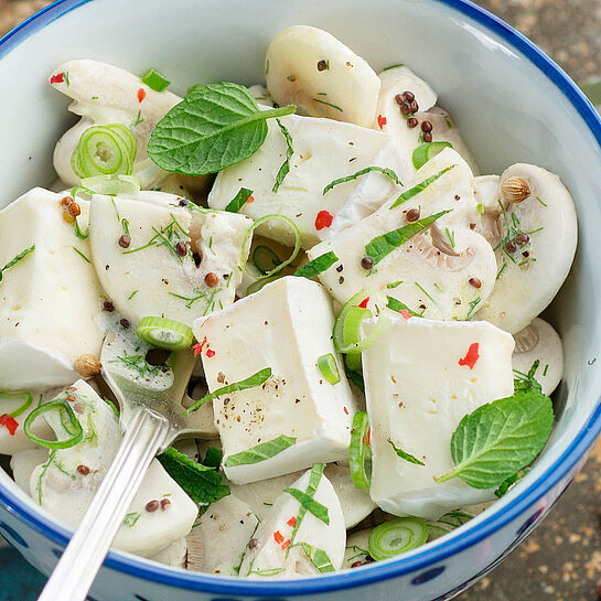 Rezept für Käse-Salat mit Pilzen und Minze