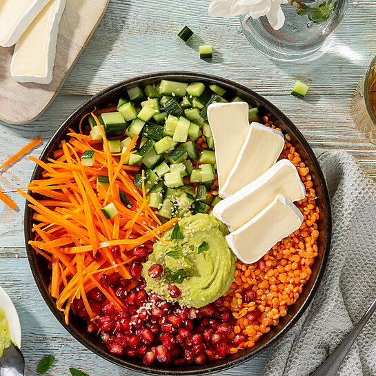 Allerlei-Bowl mit roten Linsen, Granatapfelkernen, Avocado und Géramont Weichkäse