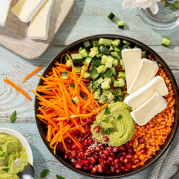 Allerlei-Bowl mit roten Linsen, Granatapfelkernen, Avocado und Géramont Weichkäse