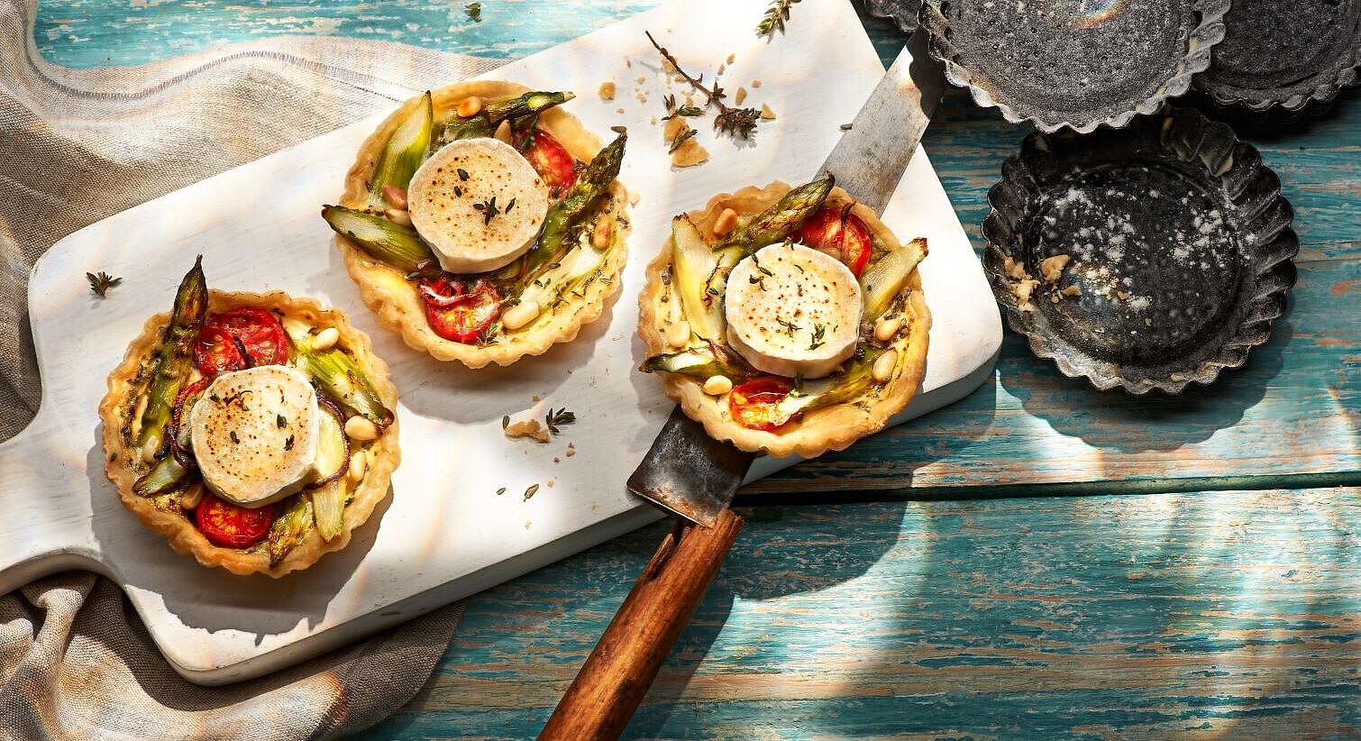 Tartelettes mit grünem Spargel und Pinienkernen
