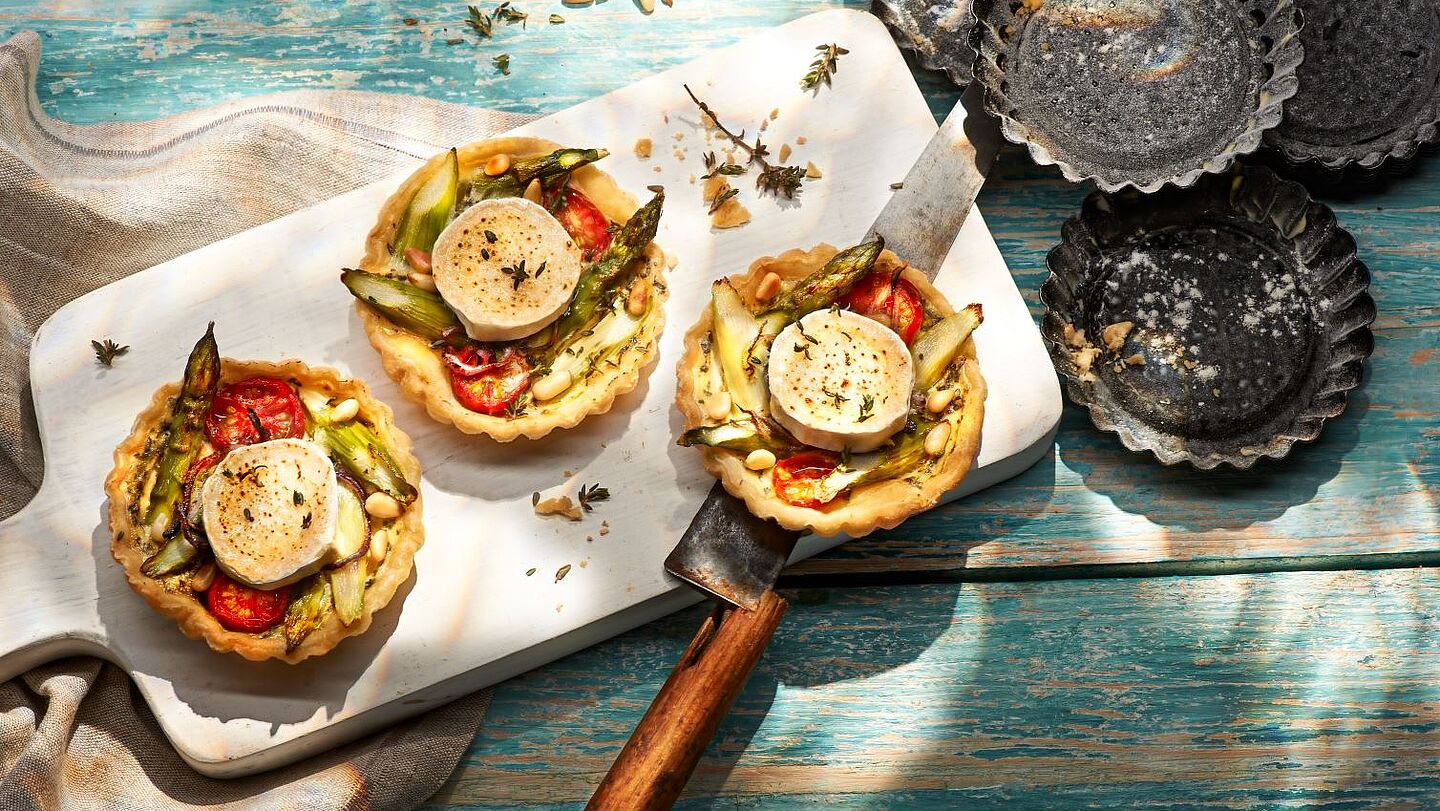 Frischer grüner Spargel toppt die Tartelettes mit feinem Chavroux Ziegenkäse 