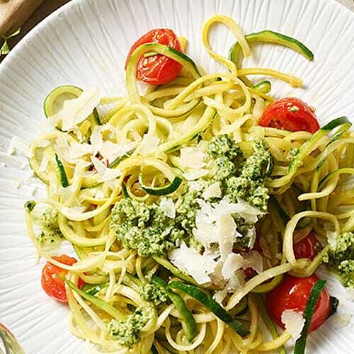 Rezept für Zoodles mit Avocado-Mandel-Pesto