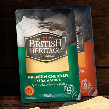 Zwei Packungen British Heritage Cheddar Käse auf rustikalem Holzhintergrund
