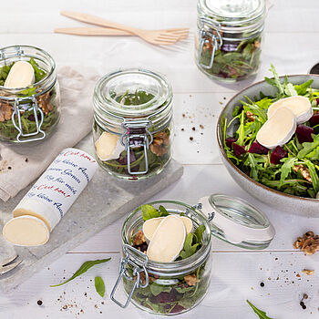 Kerniger Salat mit Rucola, Walnüssen, rote Bete und cremigen Géramont Stücken