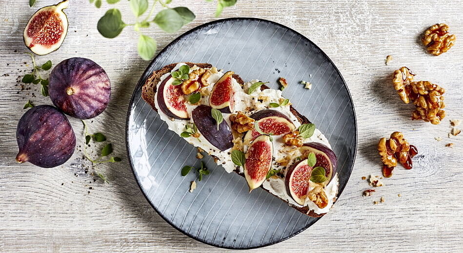 Geröstetes Graubrot mit Ziegenfrischkäse, Feigen und karamellisierten Walnüssen