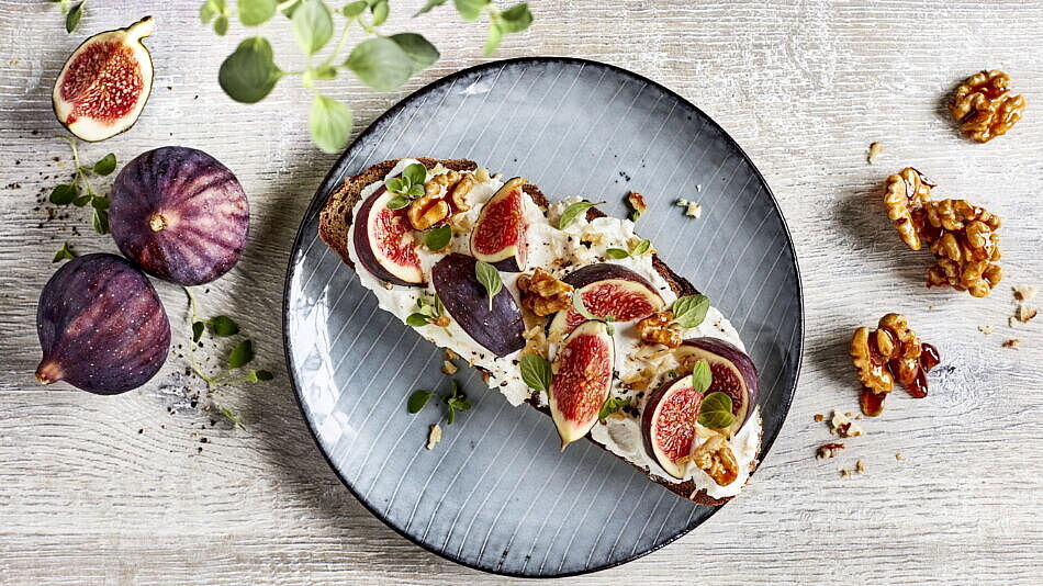 Geröstetes Bauernbrot mit Chavroux Frischkäse Natur, frischen Feigen und karamellisierten Walnüssen