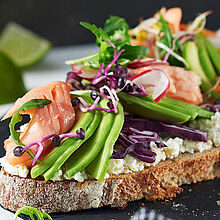 Avocado-Toast - Rezeptbild mit angerichtem Brot