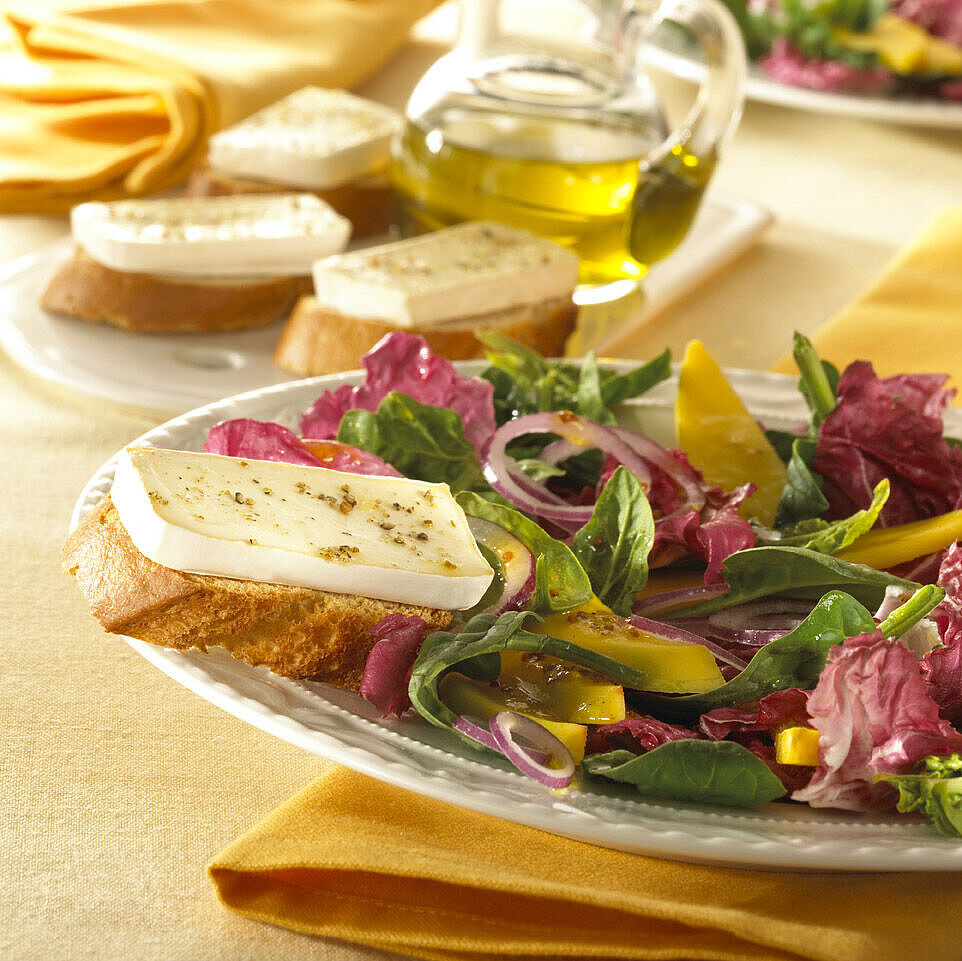 Überbackene Baguettes mit Géramont auf Vitaminsalat