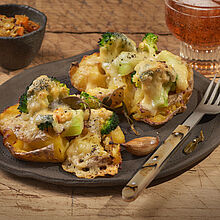 Smashed Potatoes mit Cheddar Käse, Brokkoli und Piccalilli