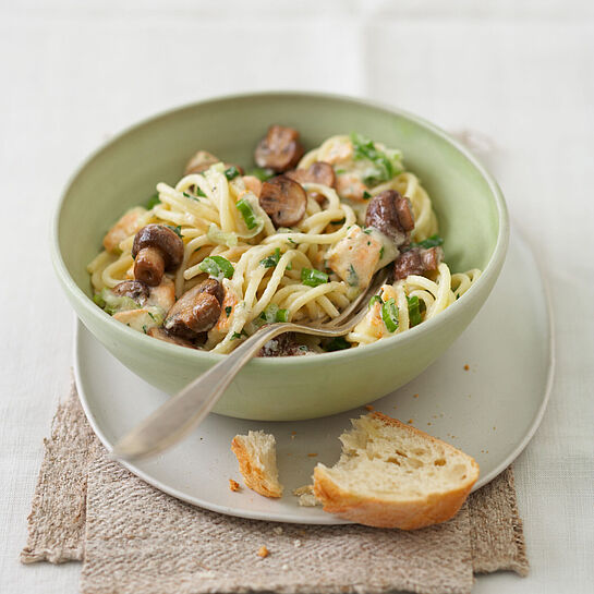 Cremige Pilz-Sahne-Soße mit Champignons, Lauchzwiebeln, Petersilie zu Pasta.