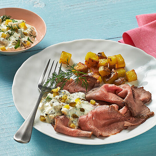 Leckeres Roastbeef mit Remoulade und Würfelbratkartoffeln.