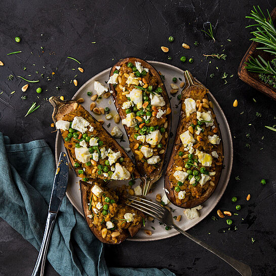 Gefüllte Auberginen mit roten Linsen und Erbsen, mit ISLOS Feta Käse überbacken