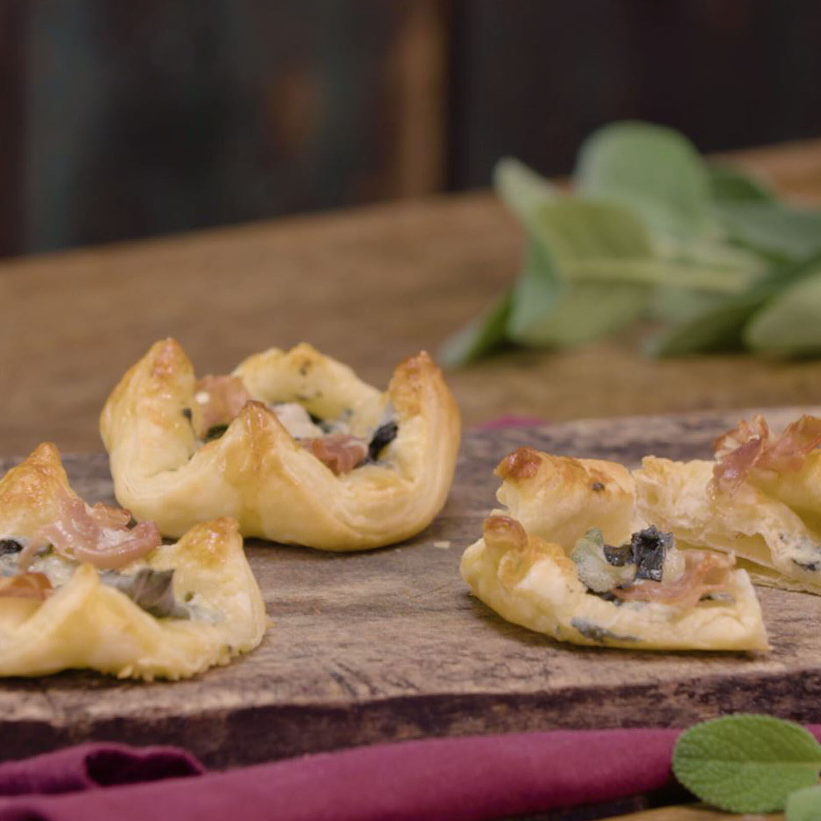 Mini-Galettes mit Blauschimmelkäse