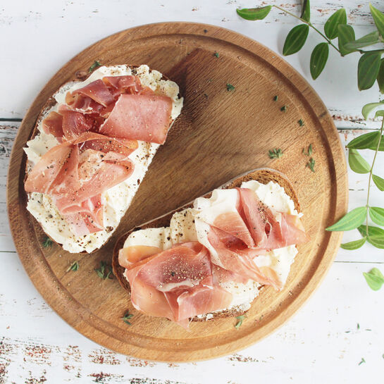 Sauerteigstulle mit Frischkäse und Prosciutto