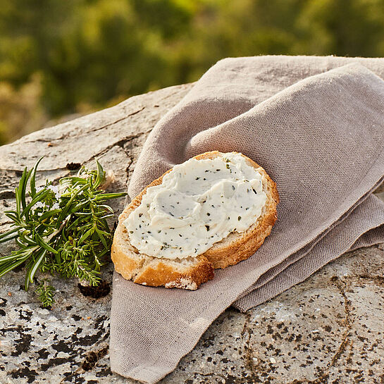 BRESSO - Packshot in der Provence mit Brot und Kräuter
