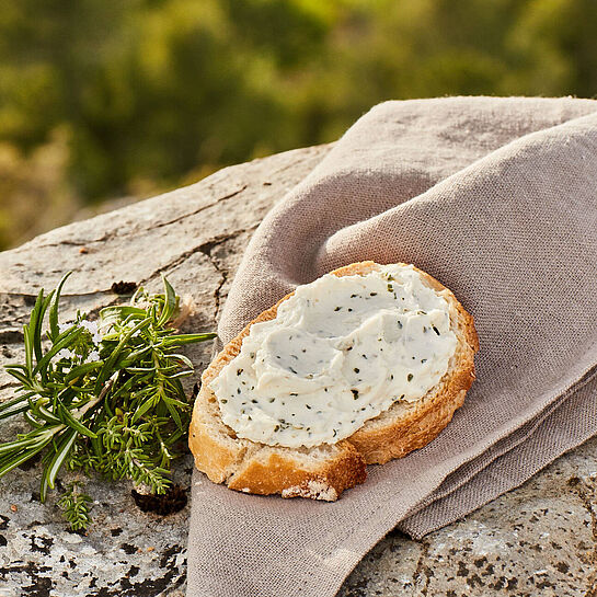 BRESSO - Packshot in der Provence mit Brot und Kräuter