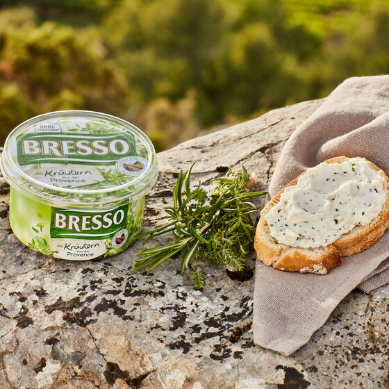 Bresso Kräuter der Provence mit Brot BRESSO - Packshot in der Provence mit Brot und Kräuter